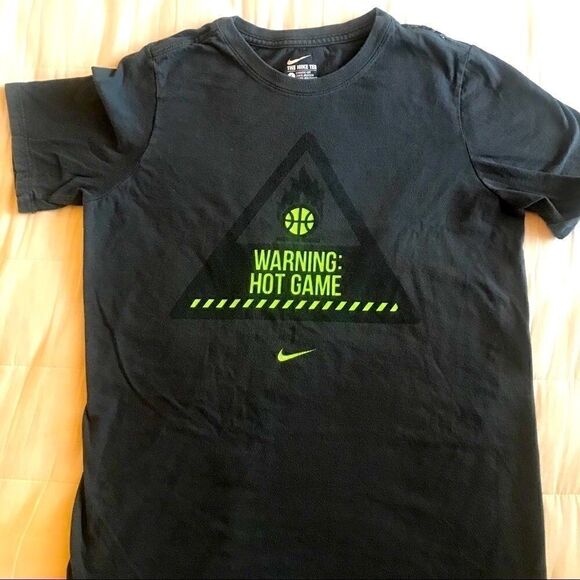 Nike black graphics T-shirt size YLG - Picture 1 of 3